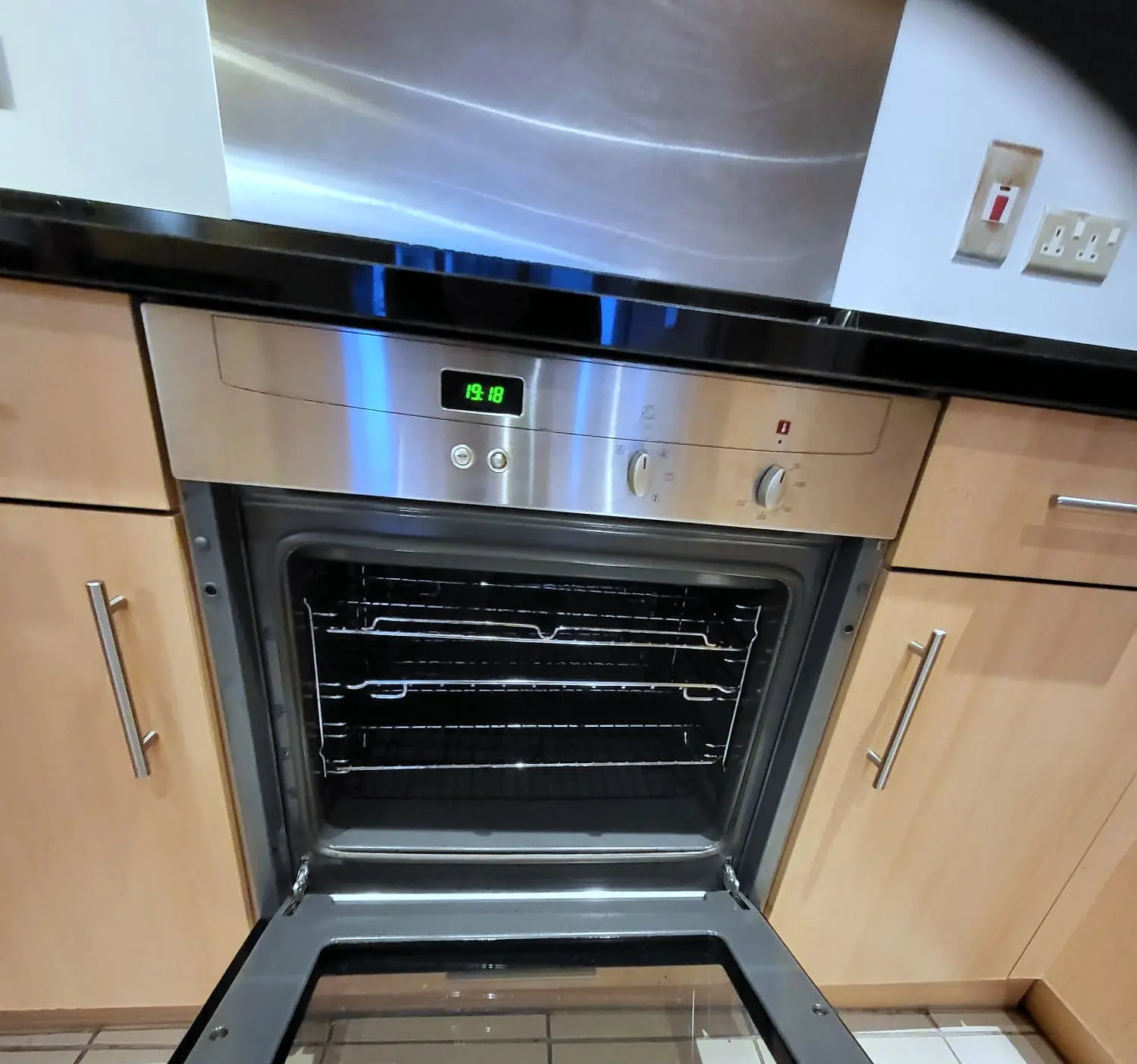 Oven interior and shelves after cleaning